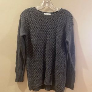 DKNYC size small grey sweater. Basket weave pattern on front. {022}